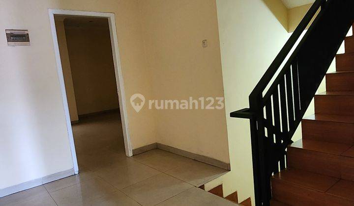 Rumah siap pakai 3½ lantai,trategis di Tomang 2