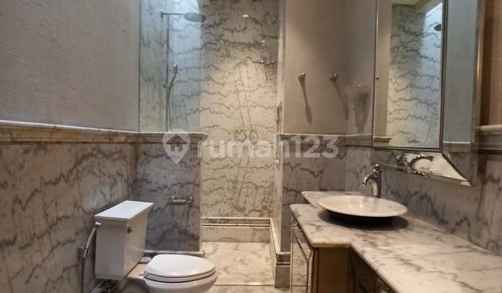 Luxury House Very Strategic Location, Suitable for Investment