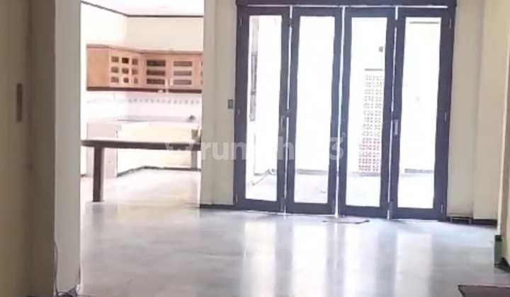 House, 2 Floors, Strategic Location, Suitable for Investment and Can be Re-leased.