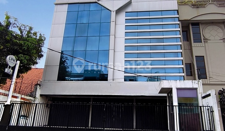 Row House 3 Strategic Location on Main Road 1