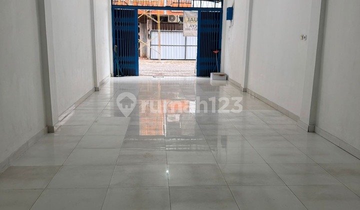 3-Story Shophouse Located in Dauhpuri, Denpasar, on Diponegoro Street 2
