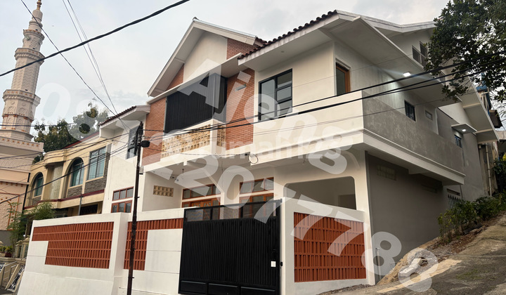 Disewakan Rumah/Mess 11 Kamar di Cijambe, Kota Bandung LT 204M2, LB 400M2, 11 KT, 11 KM