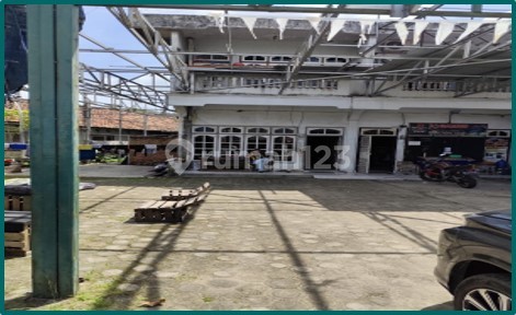 The house has a large land area and is located in the city center. 1
