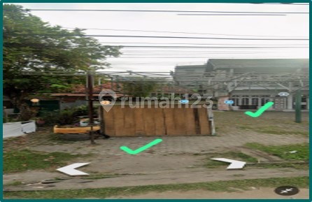 The house has a large land area and is located in the city center. 2