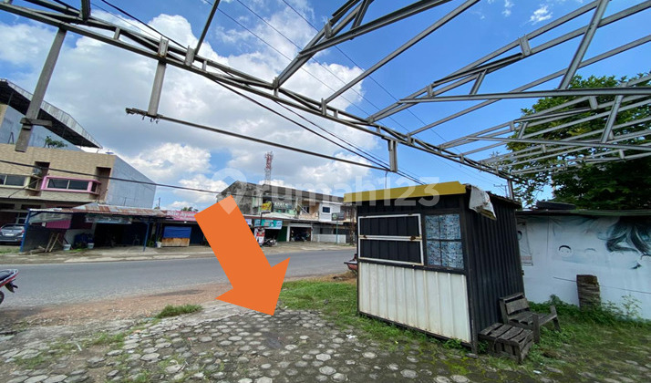 The house has a large land area and is located in the city center. 2