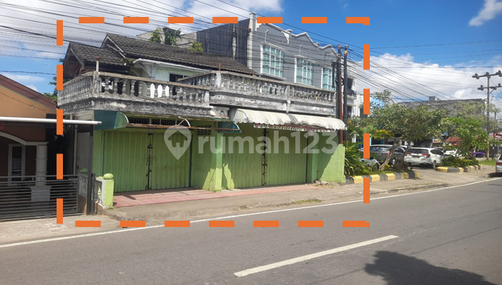 Rumah Berada di Pusat Kota dan Dilingkungan Yg Ramai serta Berada di Pinggir Jalan Raya Rumah Berada di Pusat Kota dan Dilingkungan Yg Ramai serta Berada di Pinggir Jalan Raya