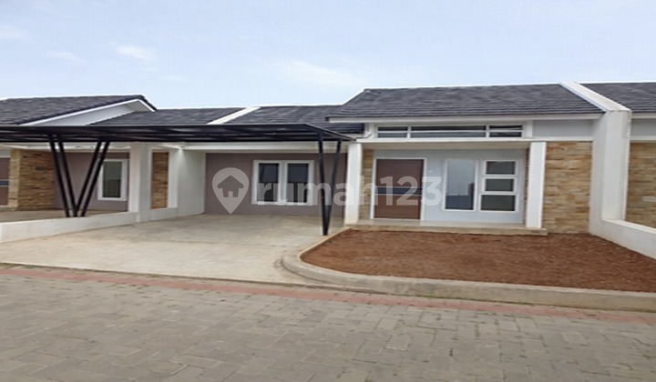 House is located in the Karawang housing complex. House is located in the Karawang housing complex.