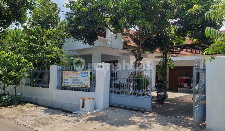 A Ready-to-Occupy House in the Middle of the City with a Strategic Location A Ready-to-Occupy House in the Middle of the City with a Strategic Location