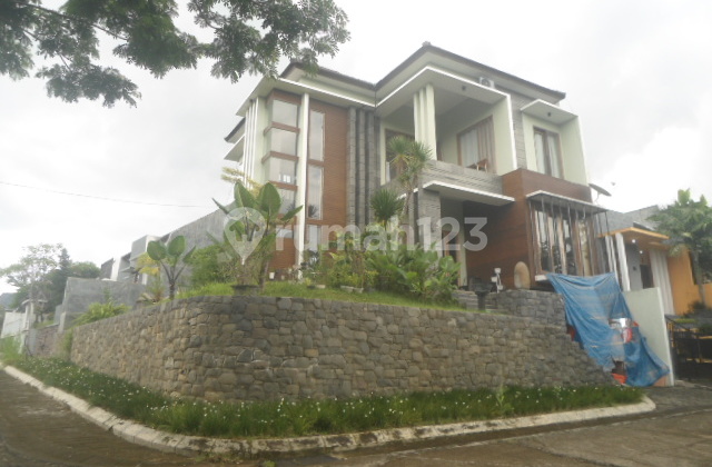 Rumah Villa dengan View yang Bagus Rumah Villa dengan View yang Bagus