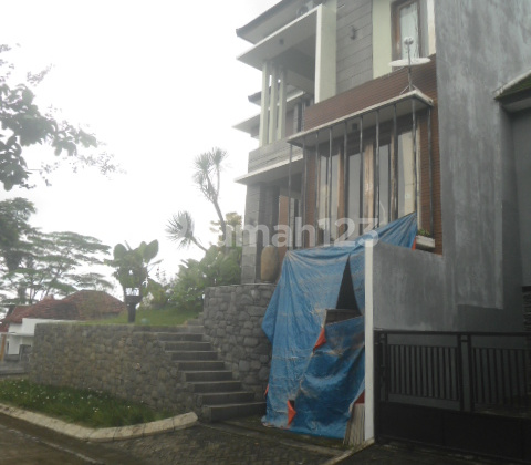 Rumah Villa dengan View yang Bagus Rumah Villa dengan View yang Bagus