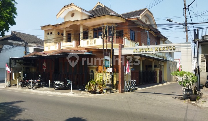 Rumah Mewah di Jalan Coklat Kota Malang Rumah Mewah di Jalan Coklat Kota Malang