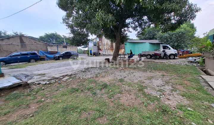 Gudang Berada di Tengah Kota Gudang Berada di Tengah Kota