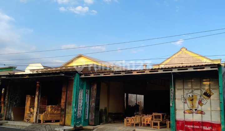 Commercial Building on Zero Kilometer of Pasuruan Provincial Highway in T-shape Commercial Building on Zero Kilometer of Pasuruan Provincial Highway in T-shape