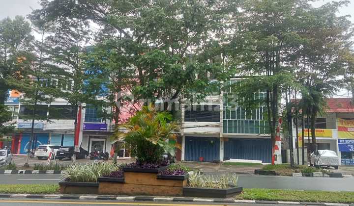 Shop House for Rent 4 Units at Once - 3 Floors, Strategic Location Shop House for Rent 4 Units at Once - 3 Floors, Strategic Location