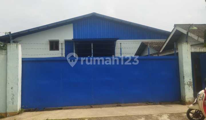 Translated to English:  
"For Rent: Good Warehouse or Factory in Klapanunggal, Bogor"