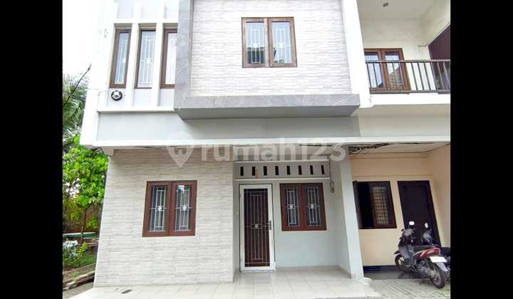 For Rent: Hook House in Pandan Indah Complex, Jl Brigjend Katamso, Behind Maju Bersama Supermarket.
