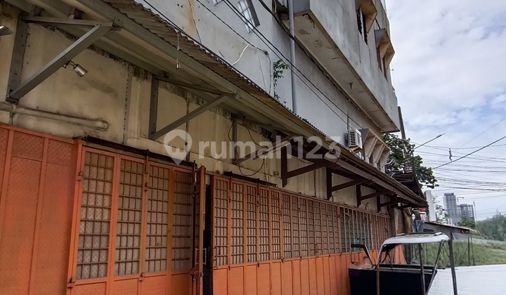 For Rent: Hook House on the Edge of Bencongan Kelapa Dua Main Road 1