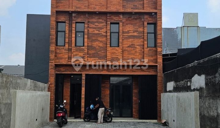Rent a Three-Story Adjoined Shophouse at Ujung Menteng, Bekasi Main Road 2