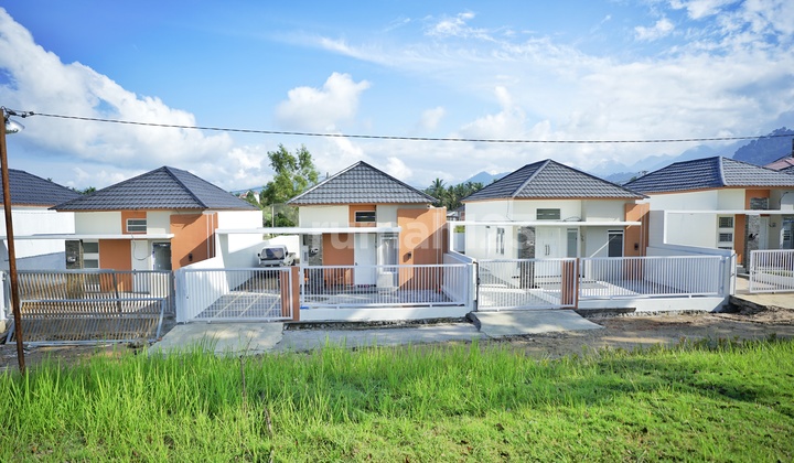 Minimalist House in Zizani Residence Ulu Gadut