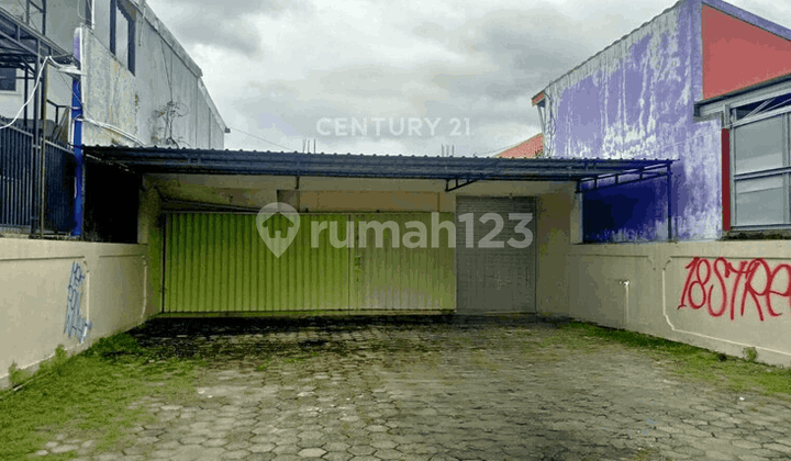 Shop house on Jl Sambisari with a spacious pendopo, only 1km to Jl Solo. Shop house on Jl Sambisari with a spacious pendopo, only 1km to Jl Solo.