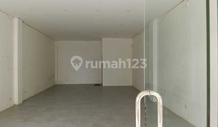 FOR RENT: Strategic Shop House in Bumbak, Kerobokan, North Kuta – Flood-Free, 2 Floors, Building Permit Available – Located in Kerobokan, Bali