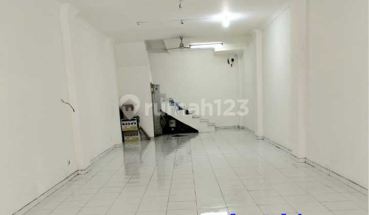 Translation:  
For Sale 3-Story Shop House with Freehold Title in West Denpasar, Pemecutan Kaja, Flood-Free Area. 2