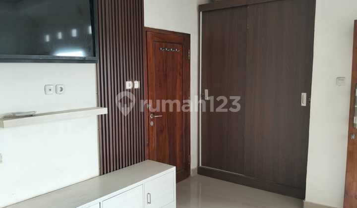 Ready-to-occupy 3-adjoining-door shophouse in West Denpasar, 2 bedrooms 3 bathrooms, flood-free, freehold title, strategic, 3 floors, suitable for any business. 1