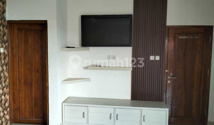 Ready-to-occupy 3-adjoining-door shophouse in West Denpasar, 2 bedrooms 3 bathrooms, flood-free, freehold title, strategic, 3 floors, suitable for any business. 2