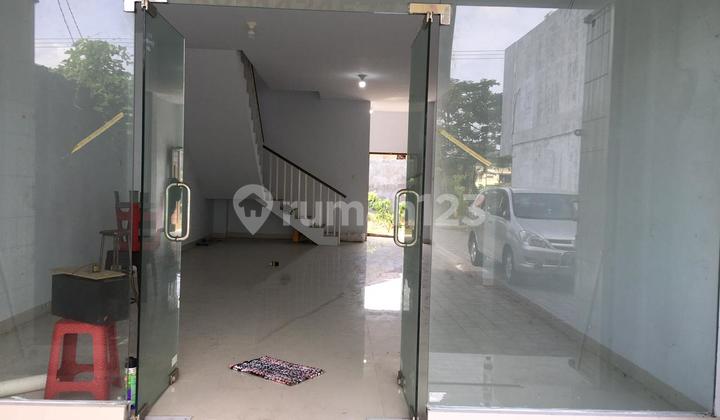 TRANSLATE: Rent Ruko Seminyak Sunset Road, Seminyak. Freehold and Building Permit Available. 3 Floors. Flood-Free. Ready to Move In. 2