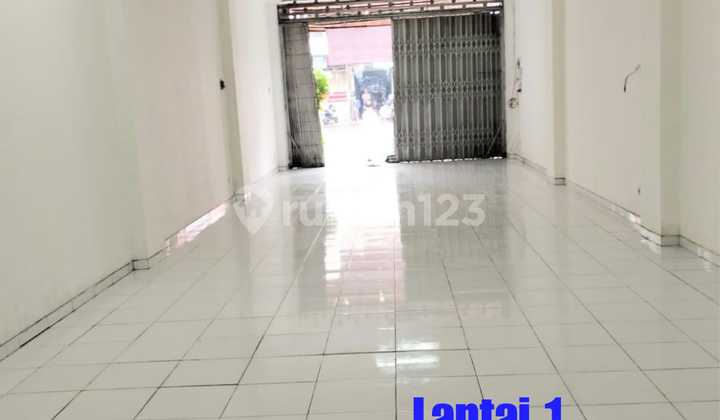 Translation:  
For Sale 3-Story Shop House with Freehold Title in West Denpasar, Pemecutan Kaja, Flood-Free Area. 1