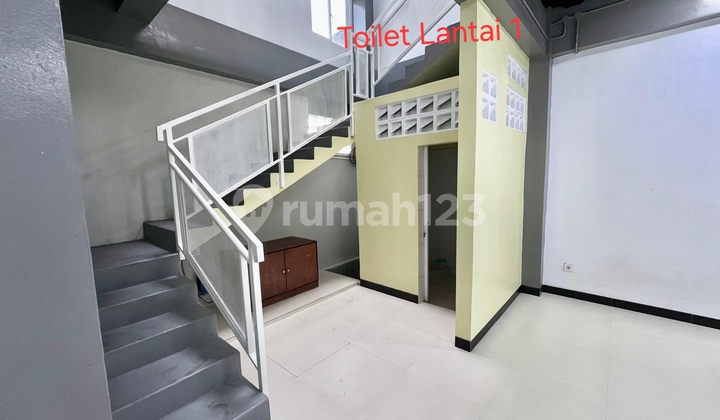 Rented 3-Story Shop House in Busy Area Suitable for Any Business 2