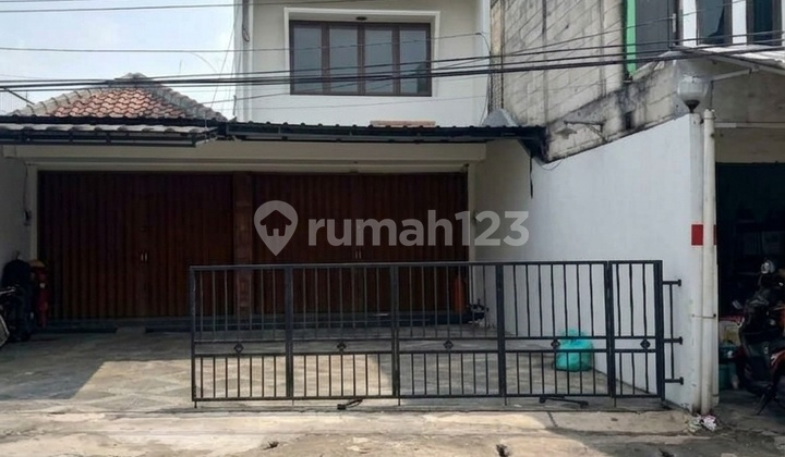 Translation: "For Rent: 2-Story Shophouse in a Densely Populated & Bustling Area in Condet, East Jakarta" Translation: "For Rent: 2-Story Shophouse in a Densely Populated & Bustling Area in Condet, East Jakarta"