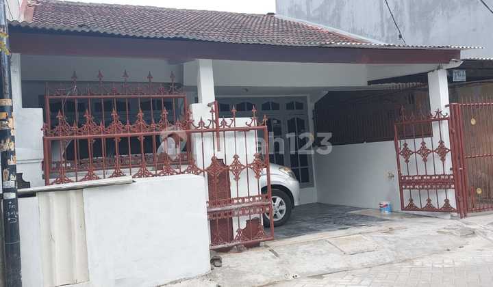 For Sale: House and Partitioned Rental Units Near Tangerang Market For Sale: House and Partitioned Rental Units Near Tangerang Market