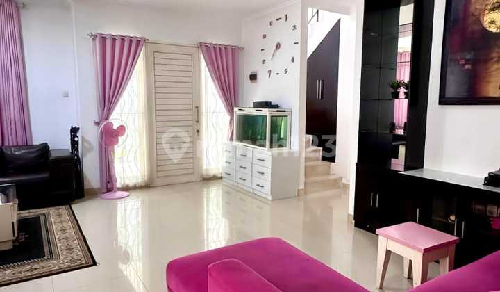 Dijual Rumah Full Furnished, 2 Lantai di Hoek Bagus, Siap Huni,