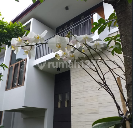 Dijual Rumah Mewah Semi Furnished di The Green, Bsd City