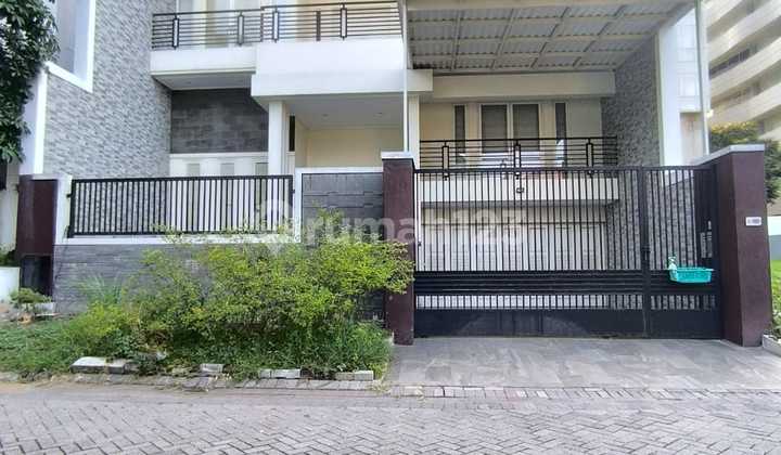 Ready-to-Occupy House Near Loop in a Quiet Location