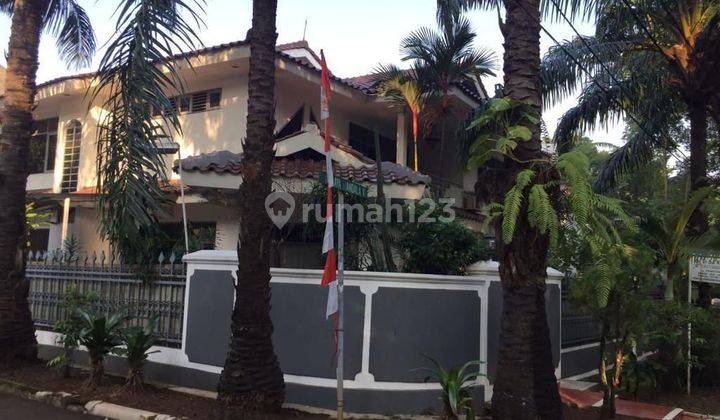Rumah di Hook Jalan di Kuningan, Jakarta Selatan