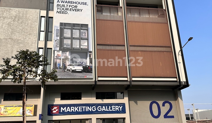 Warehouse with a 4-Storey Shop House Next to the Airport - Duta Indah Starhub Warehouse Complex Warehouse with a 4-Storey Shop House Next to the Airport - Duta Indah Starhub Warehouse Complex