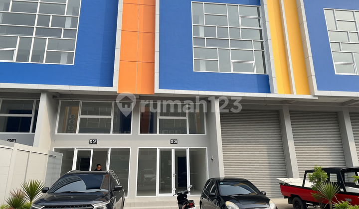 Warehouse with 4-Story Shophouse Next to the Duta Indah Iconic Toll Gate Warehouse with 4-Story Shophouse Next to the Duta Indah Iconic Toll Gate