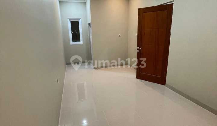 IP3041: Rumah Baru Greenville depan Taman 2