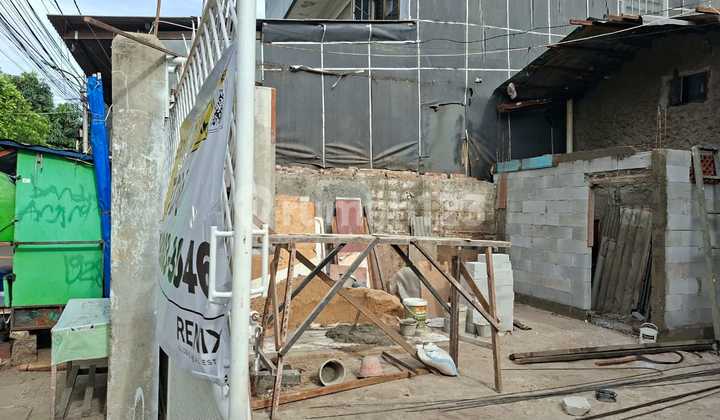 House for Sale with Large Land in Jembatan Besi, West Jakarta 2