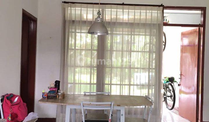 ruang makan rumah di komplek taman bumi