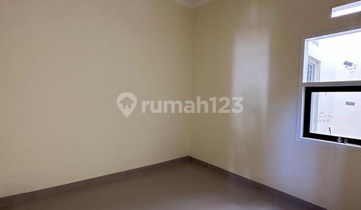 kamar tidur rumah baru di perumahan bumi
