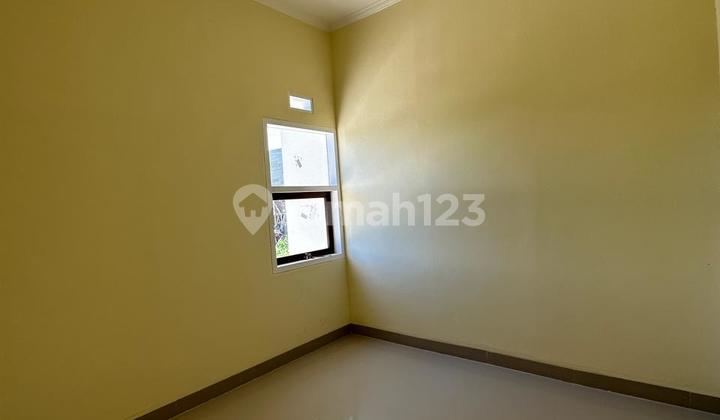 kamar tidur rumah baru di perumahan bumi