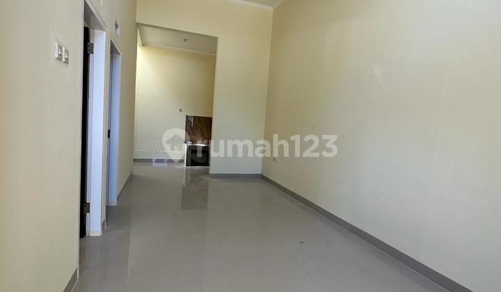 ruang keluarga rumah baru di perumahan bumi