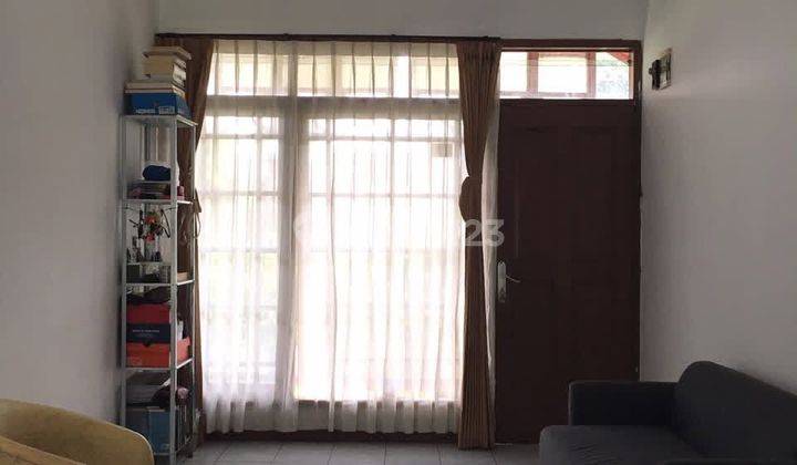 ruang tamu rumah di komplek taman bumi