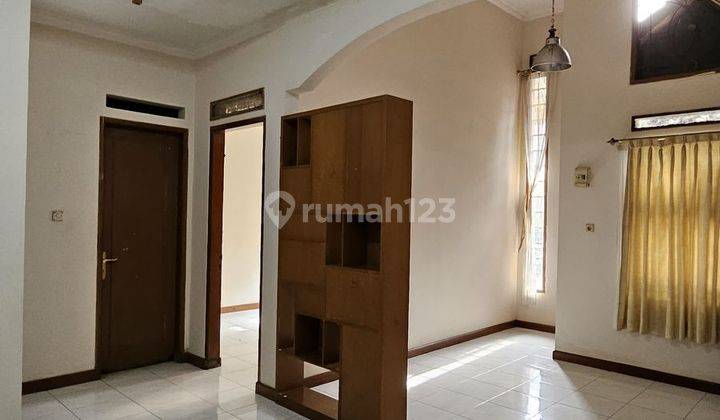 ruang tamu rumah siap huni di komplek