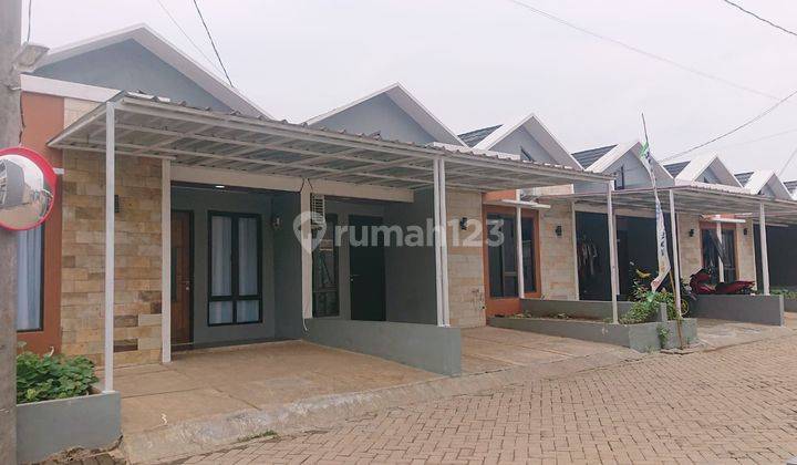 tampak depan rumah minimalis di banjaran pucung