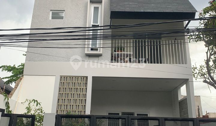 Rumah Mewah 2 Lantai di Cirendeu Tangsel Dekat MRT dan Toll Lebak Bulus
