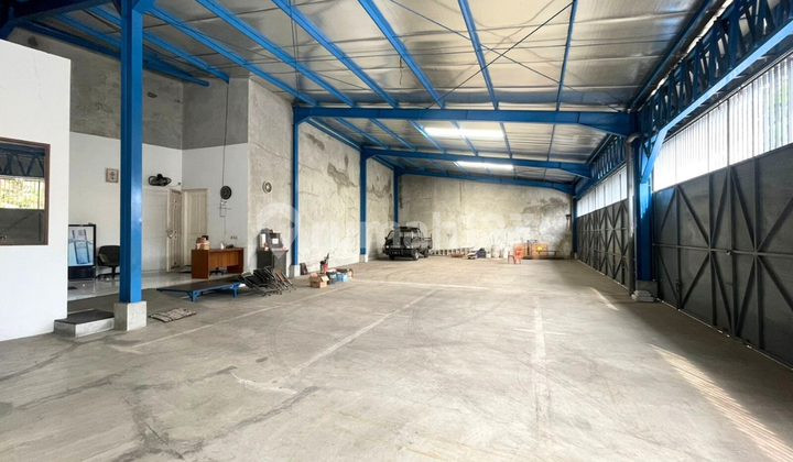 Sewa Gudang Tengah Kota Ada 2 Kantor Siap Pakai di Suyudi Semarang